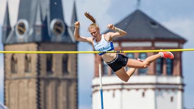 Finals 2023: Stabhochspringerin Anjuli Knäsche am Düsseldorfer Rheinufer in Aktion