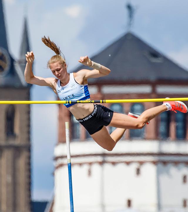 Finals 2023: Stabhochspringerin Anjuli Knäsche am Düsseldorfer Rheinufer in Aktion