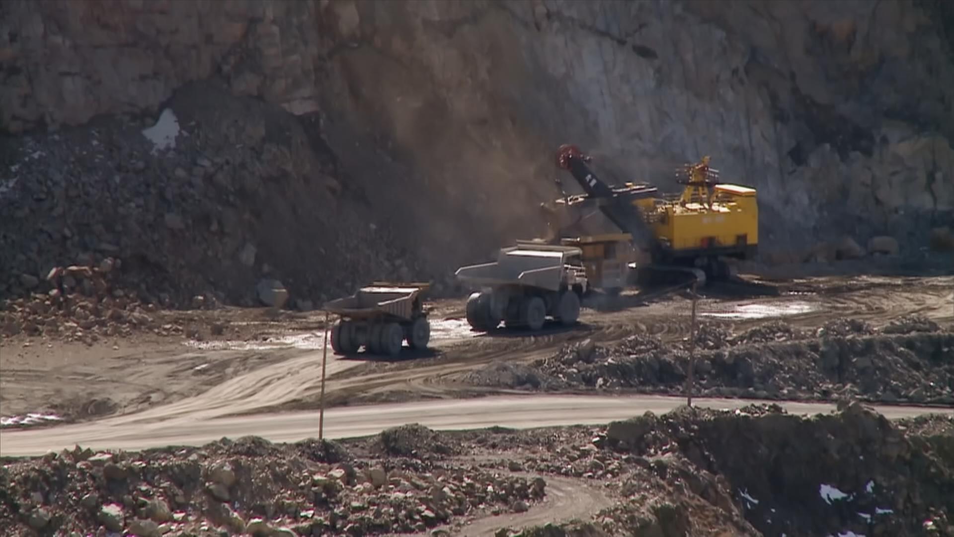 Bagger baut Erde ab