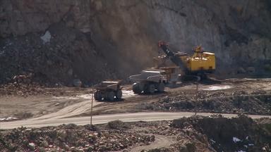 Bagger baut Erde ab