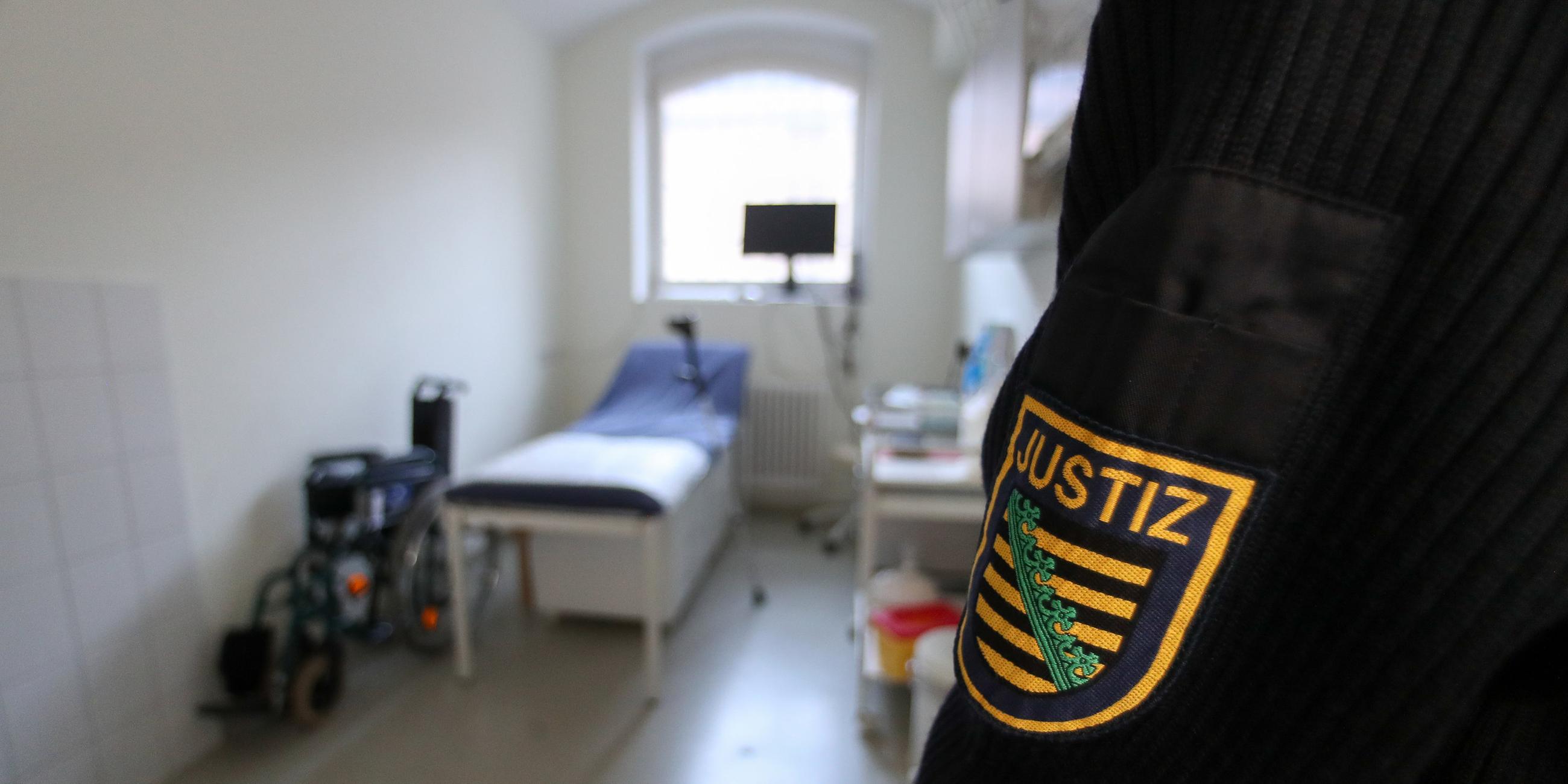 Eine Justizvollzugsbeamtin steht in einem Behandlungsraum für ältere Häftlinge im Seniorentrakt einer JVA.