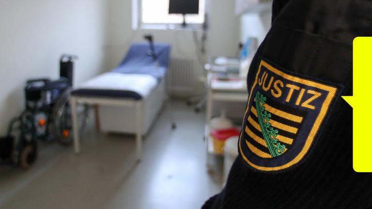 Eine Justizvollzugsbeamtin steht in einem Behandlungsraum für ältere Häftlinge im Seniorentrakt einer JVA.