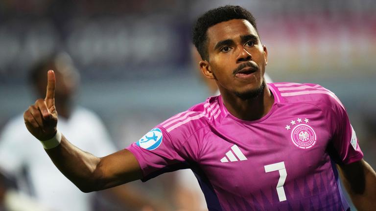 U21-EM, England - Deutschland: Ansgar Knauff bejubelt mit erhobenem Zeigefinger sein Tor zum 1:0.