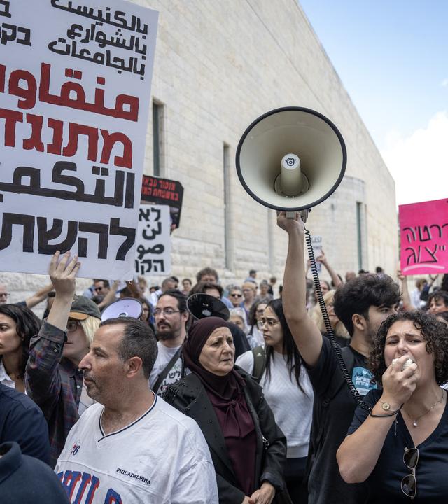 Demonstranten protestieren gegen den Ausschluss palästinensischer Kandidaten vor dem Obersten Gerichtshof in Jerusalem.