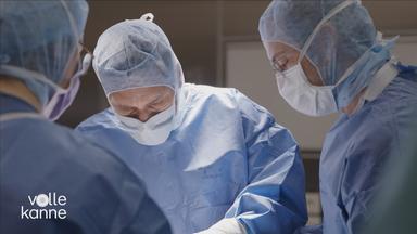 Drei Chirurgen bei einer Operation wegen Knie-Arthrose
