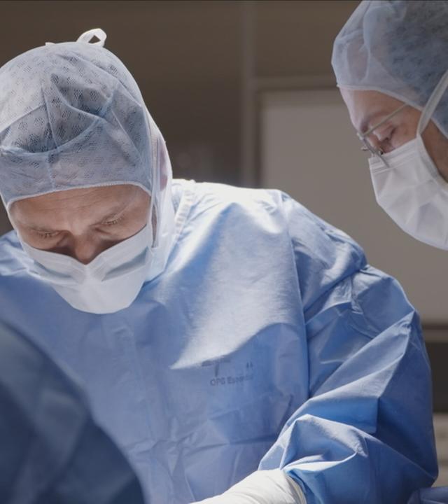 Drei Chirurgen bei einer Operation wegen Knie-Arthrose