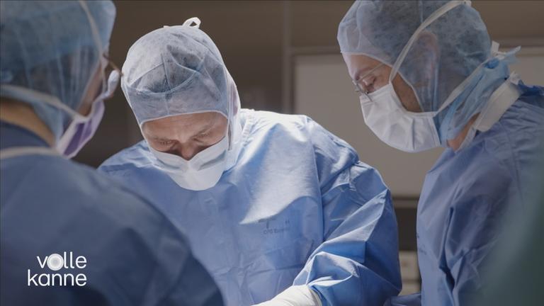 Drei Chirurgen bei einer Operation wegen Knie-Arthrose