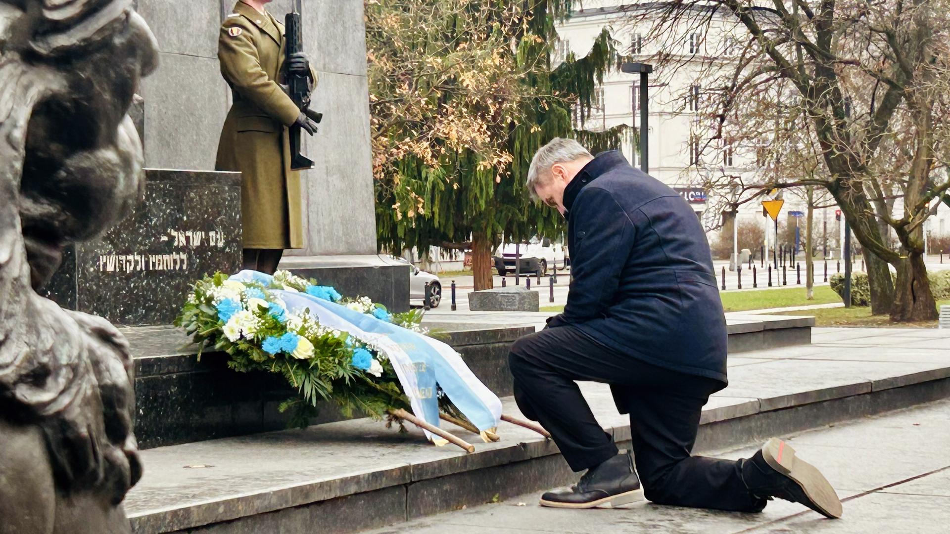 Kniefall vor dem Denkmal der Helden des Warschauer Ghettos gedenkt Bayerns Ministerpräsident Markus Söder 