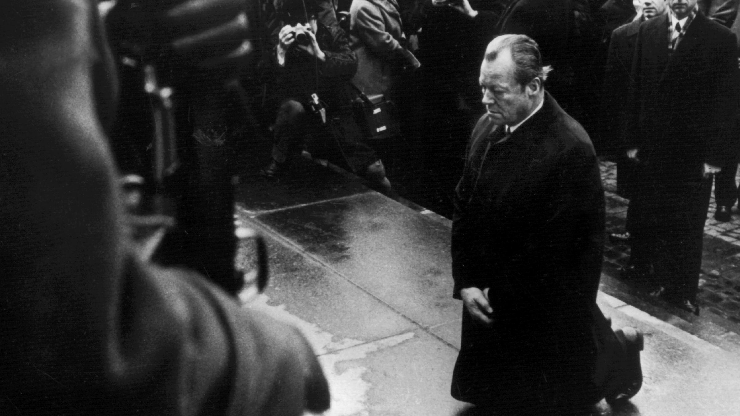 Bundeskanzler Willy Brandt kniet vor dem Mahnmal im einstigen jüdischen Ghetto in Warschau  (07. Dez. 1970 )