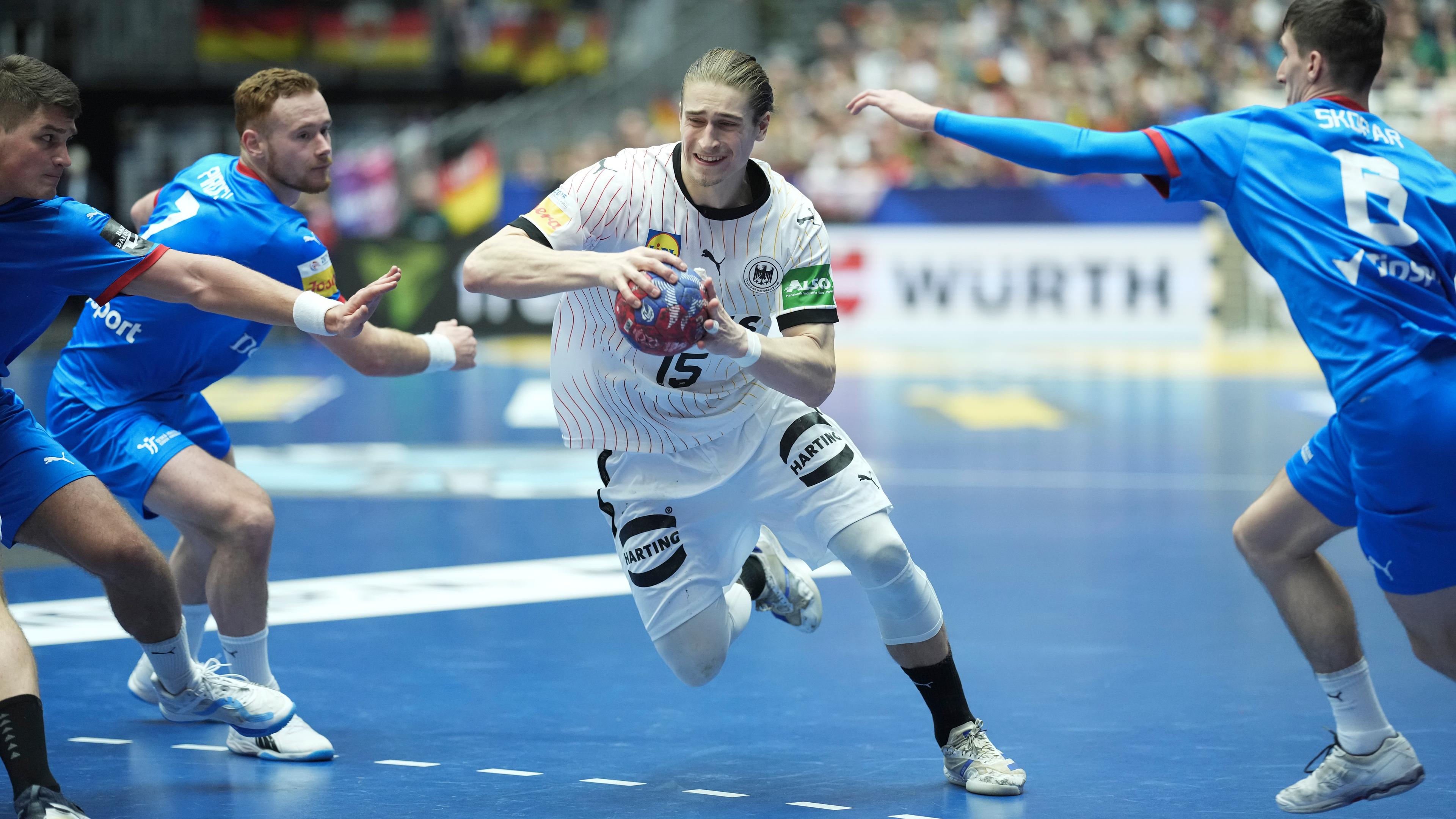 Juri Knorr findet die Lücke zwischen zwei italienischen Abwehrspielern