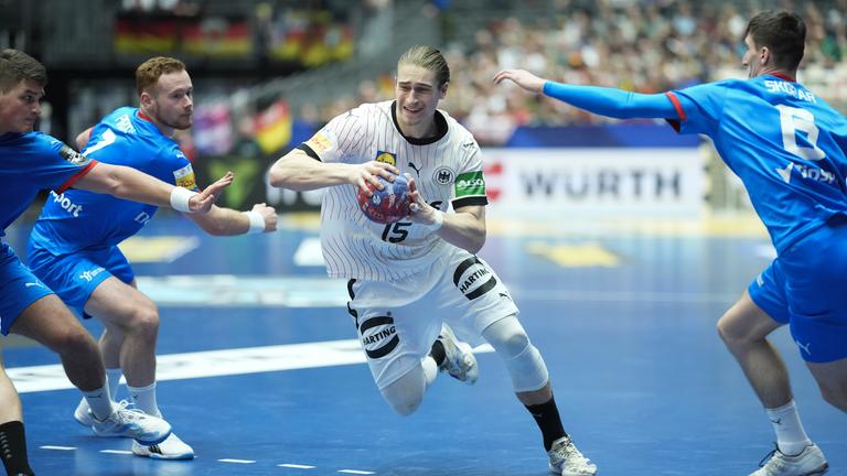 Juri Knorr findet die Lücke zwischen zwei italienischen Abwehrspielern