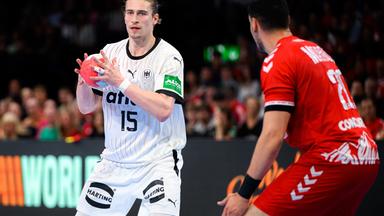 Juri Knorr (l) aus Deutschland und Luka Maros aus der Schweiz kämpfen um den Ball.
