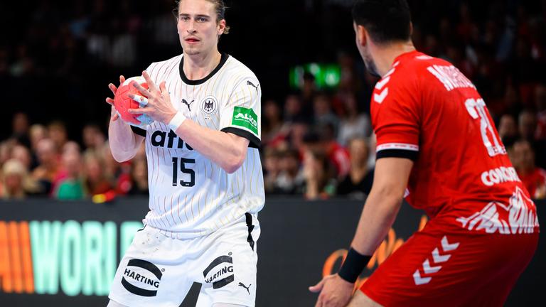 Juri Knorr (l) aus Deutschland und Luka Maros aus der Schweiz kämpfen um den Ball.