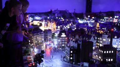 Blick auf Knuffingen bei nächtlicher Beleuchtung im Miniatur Wunderland am 04.08.2026 in Hamburg.