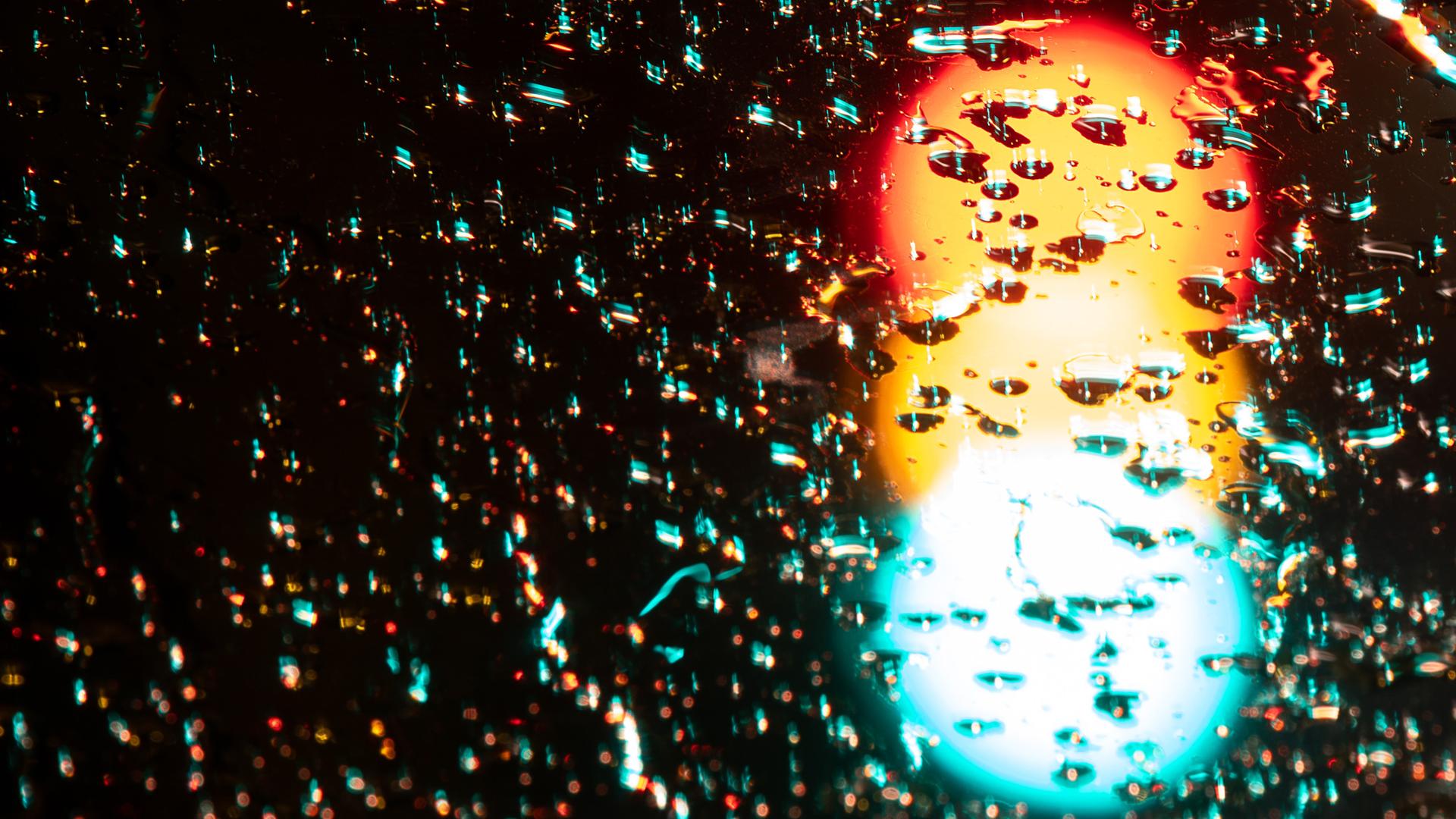 Eine Ampel leuchtet in allen Phasen Rot, Gelb und Grün