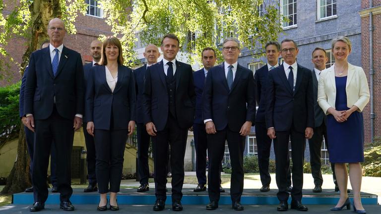 Sir Keir Starmer (M,r), Premierminister von Großbritannien, und Emmanuel Macron (M,l), Präsident von Frankreich, Eric Lombard, Wirtschafts- und Finanzminister (l), Innenministerin Yvette Cooper (r), Bruno Retailleau (2.v.r), Innenminister, und Rachel Reeves, Schatzkanzlerin, stellen sich während des britisch-französischen Gipfeltreffens in der 10 Downing Street für ein Gruppenfoto auf.