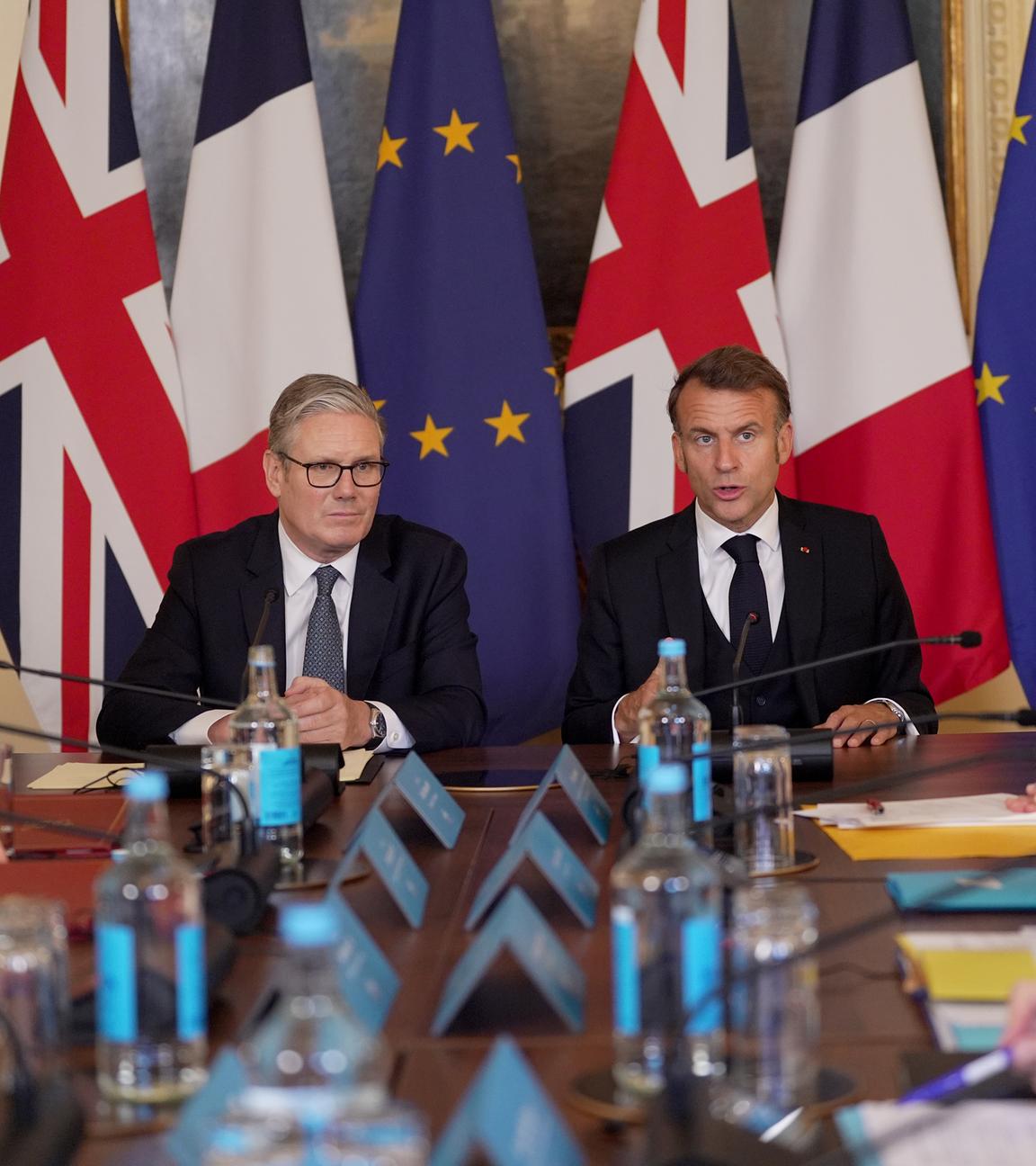 Premierminister Sir Keir Starmer und Frankreichs Präsident Emmanuel Macron während einer Plenarsitzung auf dem britisch-französischen Gipfel in der Downing Street.