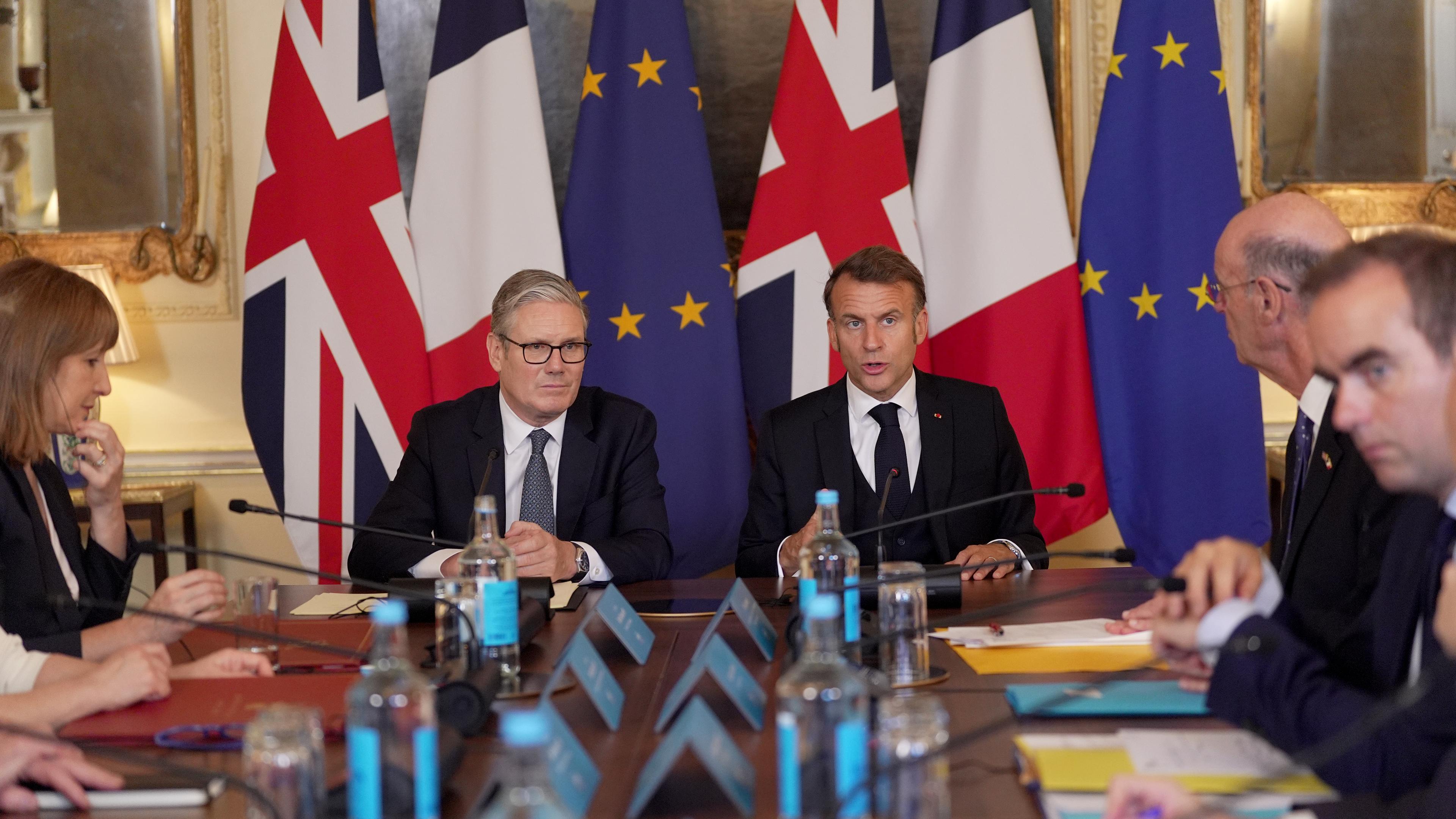 Premierminister Sir Keir Starmer und Frankreichs Präsident Emmanuel Macron während einer Plenarsitzung auf dem britisch-französischen Gipfel in der Downing Street.