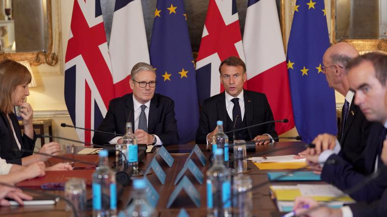Premierminister Sir Keir Starmer und Frankreichs Präsident Emmanuel Macron während einer Plenarsitzung auf dem britisch-französischen Gipfel in der Downing Street.