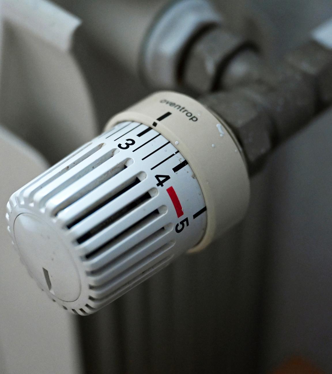 SYMBOLBILD - 24.02.2026, Berlin: Ein Thermostatregler einer Heizung ist in einer Wohnung zu sehen (Illustration).