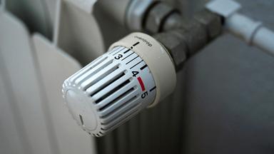 SYMBOLBILD - 24.02.2026, Berlin: Ein Thermostatregler einer Heizung ist in einer Wohnung zu sehen (Illustration).