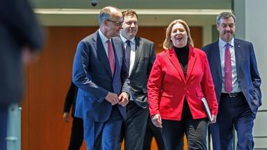 V.l.n.r.: Friedrich Merz, Lars Klingbeil, Bärbel Bas und Markus Söder, aufgenommen am 13.04.2026