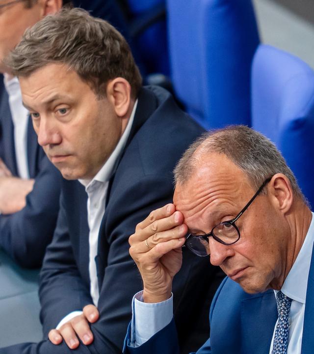Berlin: Bundeskanzler Friedrich Merz (CDU, r-l) verfolgt die Debatte neben Lars Klingbeil (SPD), Bundesminister der Finanzen, und Alexander Dobrindt (CSU), Bundesinnenminister, im Bundestag.