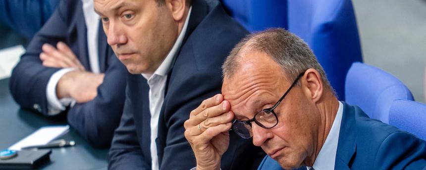 Berlin: Bundeskanzler Friedrich Merz (CDU, r-l) verfolgt die Debatte neben Lars Klingbeil (SPD), Bundesminister der Finanzen, und Alexander Dobrindt (CSU), Bundesinnenminister, im Bundestag.