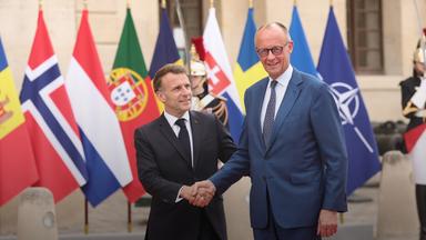Frankreich, Paris: Der französische Präsident Emmanuel Macron (l) empfängt den deutschen Bundeskanzler Friedrich Merz (CDU) zu einem Treffen der sogenannten Koalition der Willigen