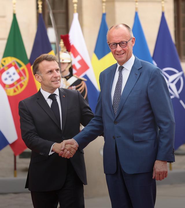 Frankreich, Paris: Der französische Präsident Emmanuel Macron (l) empfängt den deutschen Bundeskanzler Friedrich Merz (CDU) zu einem Treffen der sogenannten Koalition der Willigen