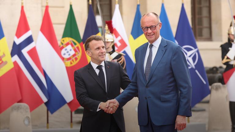 Frankreich, Paris: Der französische Präsident Emmanuel Macron (l) empfängt den deutschen Bundeskanzler Friedrich Merz (CDU) zu einem Treffen der sogenannten Koalition der Willigen