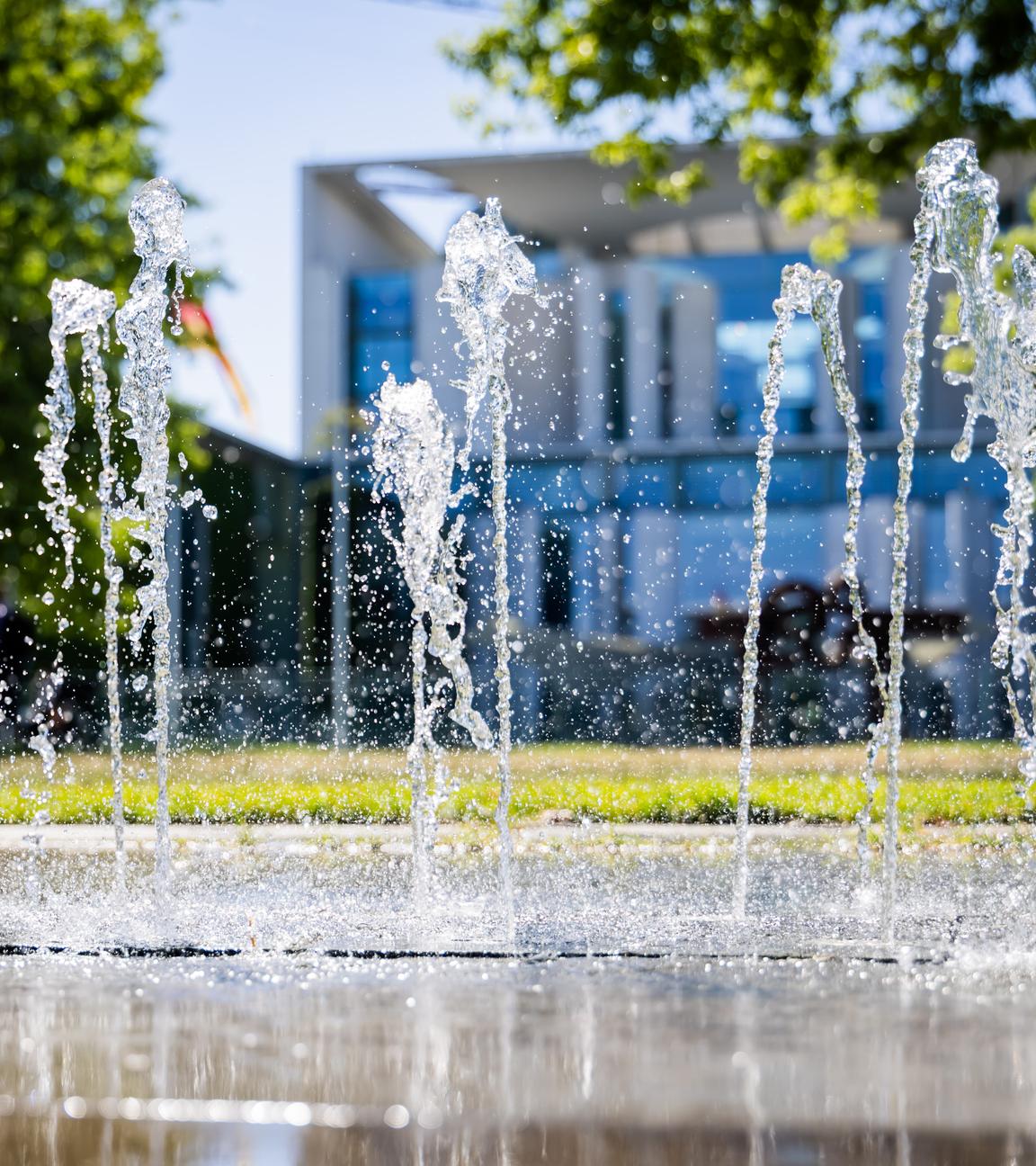 Fontänen plätschern vor dem Kanzleramt in Berlin