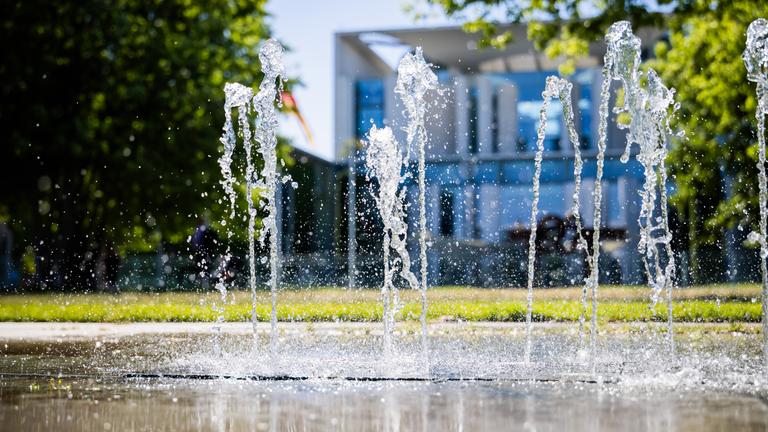 Fontänen plätschern vor dem Kanzleramt in Berlin