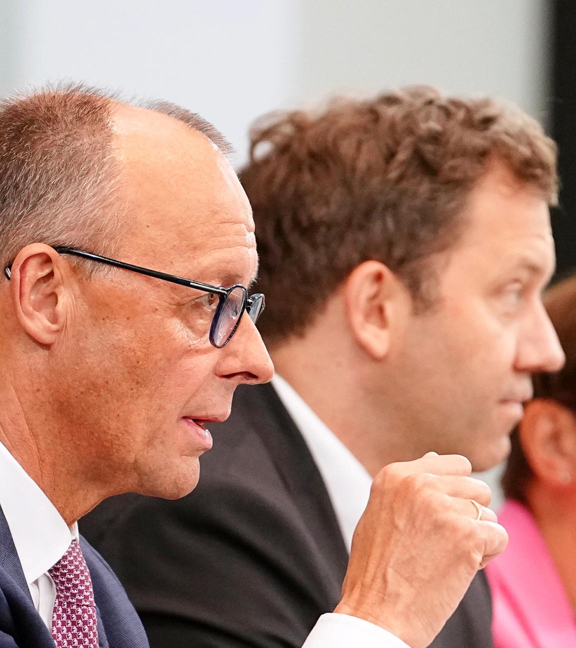 Bundeskanzler Friedrich Merz (CDU, 2.v.l) spricht neben Markus Söder (l-r), Ministerpräsident von Bayern und CSU-Vorsitzender, Lars Klingbeil, Bundesfinanzminister und SPD-Parteivorsitzender, und Saskia Esken, SPD-Parteivorsitzende.