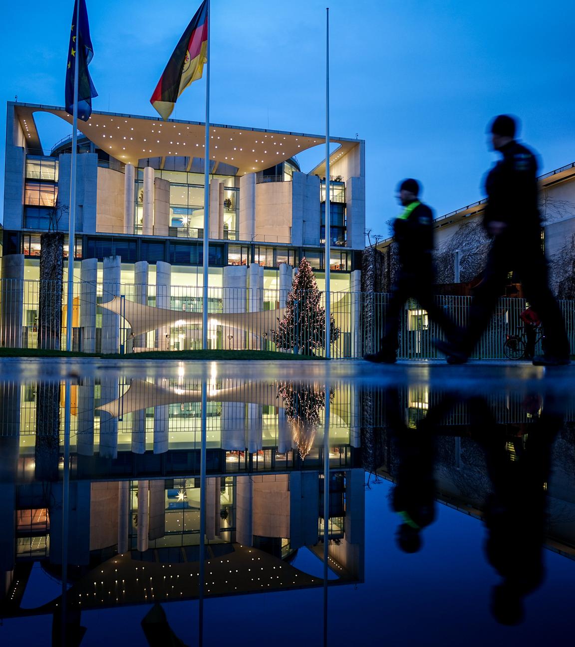  Die Lichter im Bundeskanzler in Berlin leuchten am frühen Abend.