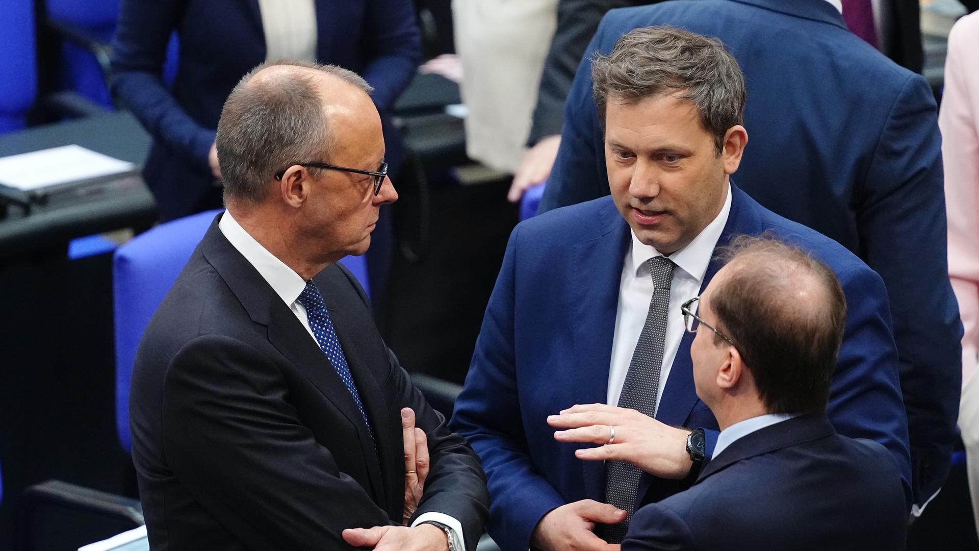 Berlin: Friedrich Merz (l-r), CDUCSU Fraktionsvorsitzender und CDU Bundesvorsitzender, Lars Klingbeil, SPD Fraktionschef und Bundesvorsitzender, und Alexander Dobrindt, CSU-Landesgruppenchef