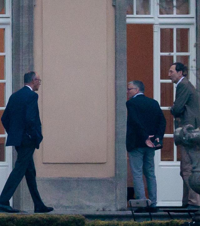 Berlin: Friedrich Merz und Stefan Kornelius sind auf der Terrasse der Villa Borsig, wo die Koalitionsgespräche stattfinden, zu sehen. 