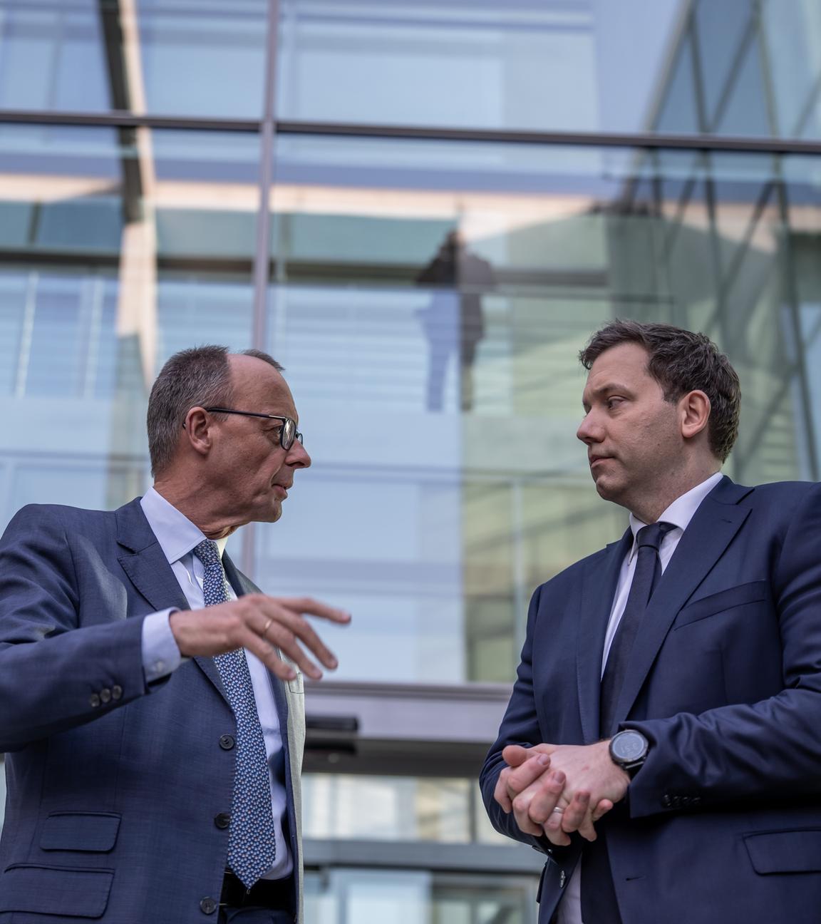 Berlin: Friedrich Merz (l-r), Unions Kanzlerkandidat und CDU Bundesvorsitzender, Lars Klingbeil, SPD-Bundesvorsitzender, und SPD Fraktionsvorsitzender sowie Saskia Esken, SPD-Bundesvorsitzende, nach einer Pressekonferenz nach den Sondierungsgesprächen von Union und SPD.