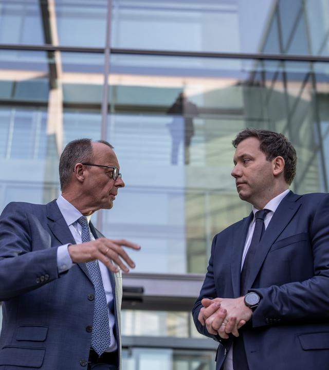 Berlin: Friedrich Merz (l-r), Unions Kanzlerkandidat und CDU Bundesvorsitzender, Lars Klingbeil, SPD-Bundesvorsitzender, und SPD Fraktionsvorsitzender sowie Saskia Esken, SPD-Bundesvorsitzende, nach einer Pressekonferenz nach den Sondierungsgesprächen von Union und SPD.