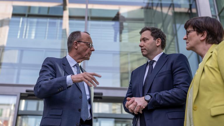 Berlin: Friedrich Merz (l-r), Unions Kanzlerkandidat und CDU Bundesvorsitzender, Lars Klingbeil, SPD-Bundesvorsitzender, und SPD Fraktionsvorsitzender sowie Saskia Esken, SPD-Bundesvorsitzende, nach einer Pressekonferenz nach den Sondierungsgesprächen von Union und SPD.