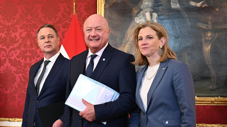 Die Parteivorsitzenden Andreas Babler (SPÖ), Christian Stocker (ÖVP) und Beate Meinl-Reisinger (NEOS) am Samstag, 22.02.2025.