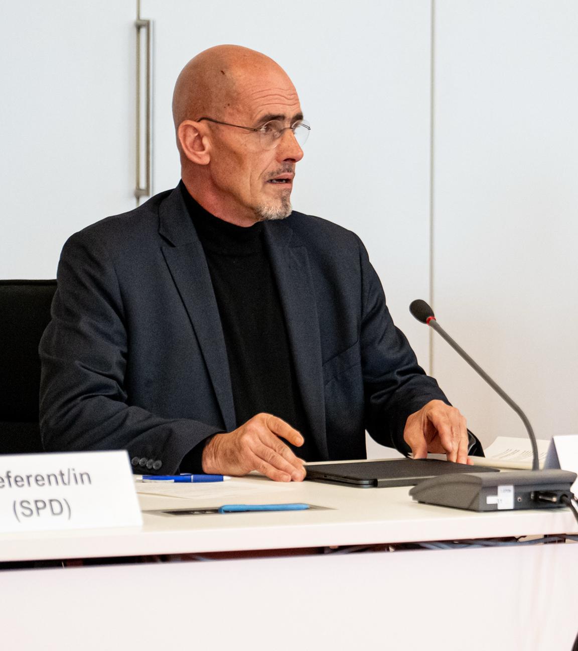 Niels-Olaf Lüders (l, BSW), Fraktionschef, nimmt neben Robert Crumbach (r, BSW), Brandenburgs Minister der Finanzen und für Europa, im Landtag am Hauptausschuss teil.