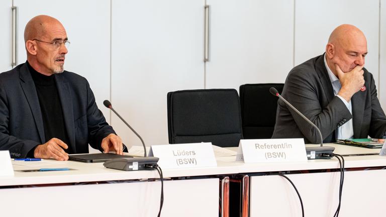 Niels-Olaf Lüders (l, BSW), Fraktionschef, nimmt neben Robert Crumbach (r, BSW), Brandenburgs Minister der Finanzen und für Europa, im Landtag am Hauptausschuss teil.