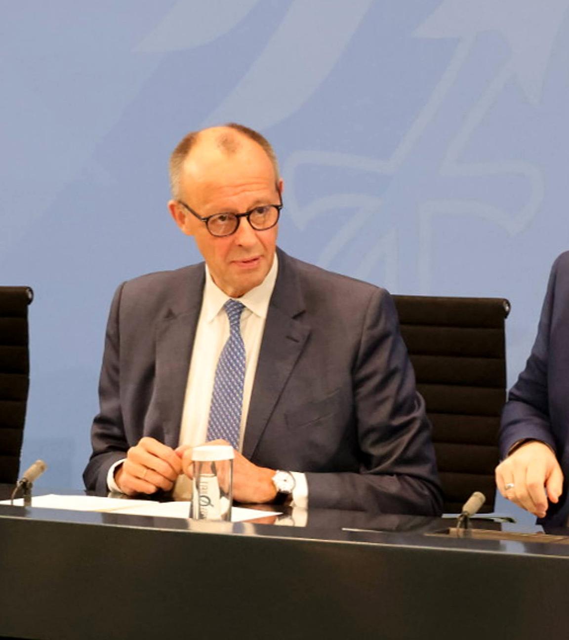 Bundeskanzler Merz (CDU), Ministerpräsident Söder (CSU) und Finanzminister Klingbeil (SPD) während der Pressekonferenz.