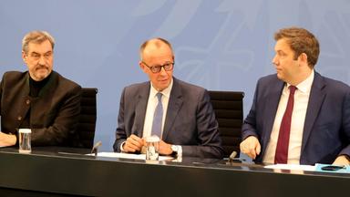 Bundeskanzler Merz (CDU), Ministerpräsident Söder (CSU) und Finanzminister Klingbeil (SPD) während der Pressekonferenz.