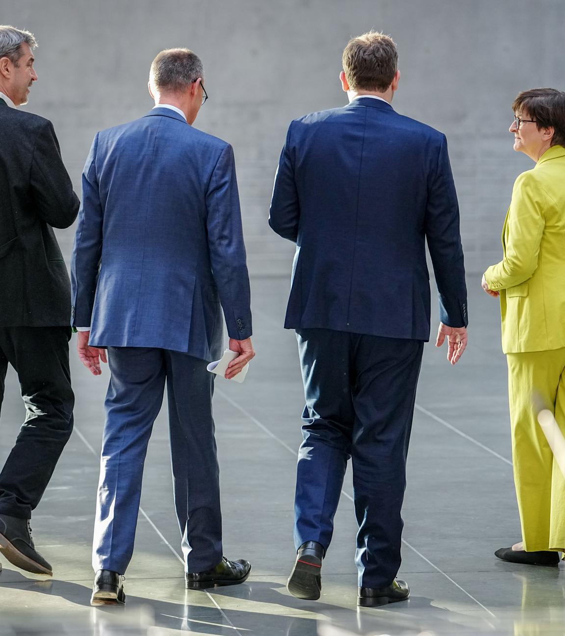 Markus Söder (l-r), (CSU), Ministerpräsident von Bayern und CSU Vorsitzender, Friedrich Merz, Unions-Kanzlerkandidat und CDU-Bundesvorsitzender, Lars Klingbeil, SPD-Fraktions- und Bundesvorsitzender, und Saskia Esken, SPD-Bundesvorsitzende, verlassen die Pressekonferenz nach den Sondierungsgesprächen 
