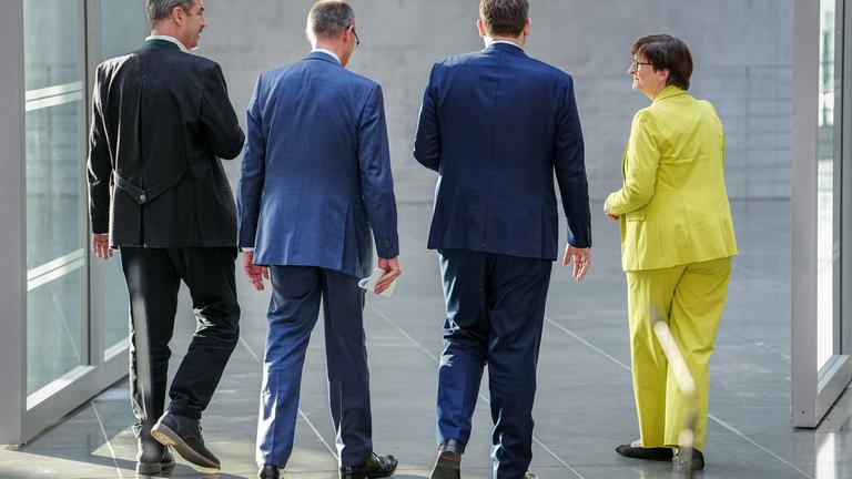 Markus Söder (l-r), (CSU), Ministerpräsident von Bayern und CSU Vorsitzender, Friedrich Merz, Unions-Kanzlerkandidat und CDU-Bundesvorsitzender, Lars Klingbeil, SPD-Fraktions- und Bundesvorsitzender, und Saskia Esken, SPD-Bundesvorsitzende, verlassen die Pressekonferenz nach den Sondierungsgesprächen 