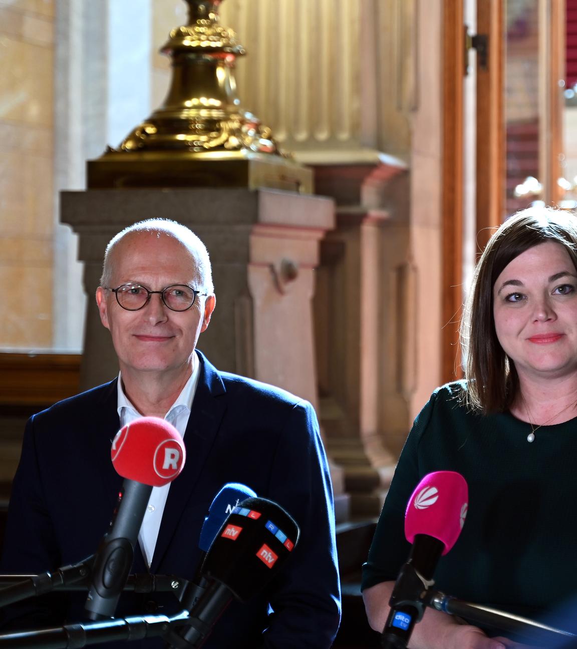  Peter Tschentscher (l), SPD-Spitzenkandidat und Erster Bürgermeister von Hamburg, und Katharina Fegebank, Spitzenkandidatin Bündnis 90/Die Grünen zur Bürgerschaftswahl und Zweite Bürgermeisterin von Hamburg, geben ein Pressestatement nach dem Auftakt der Koalitionsverhandlungen von SPD und Bündnis 90/Die Grünen im Hamburger Rathaus.