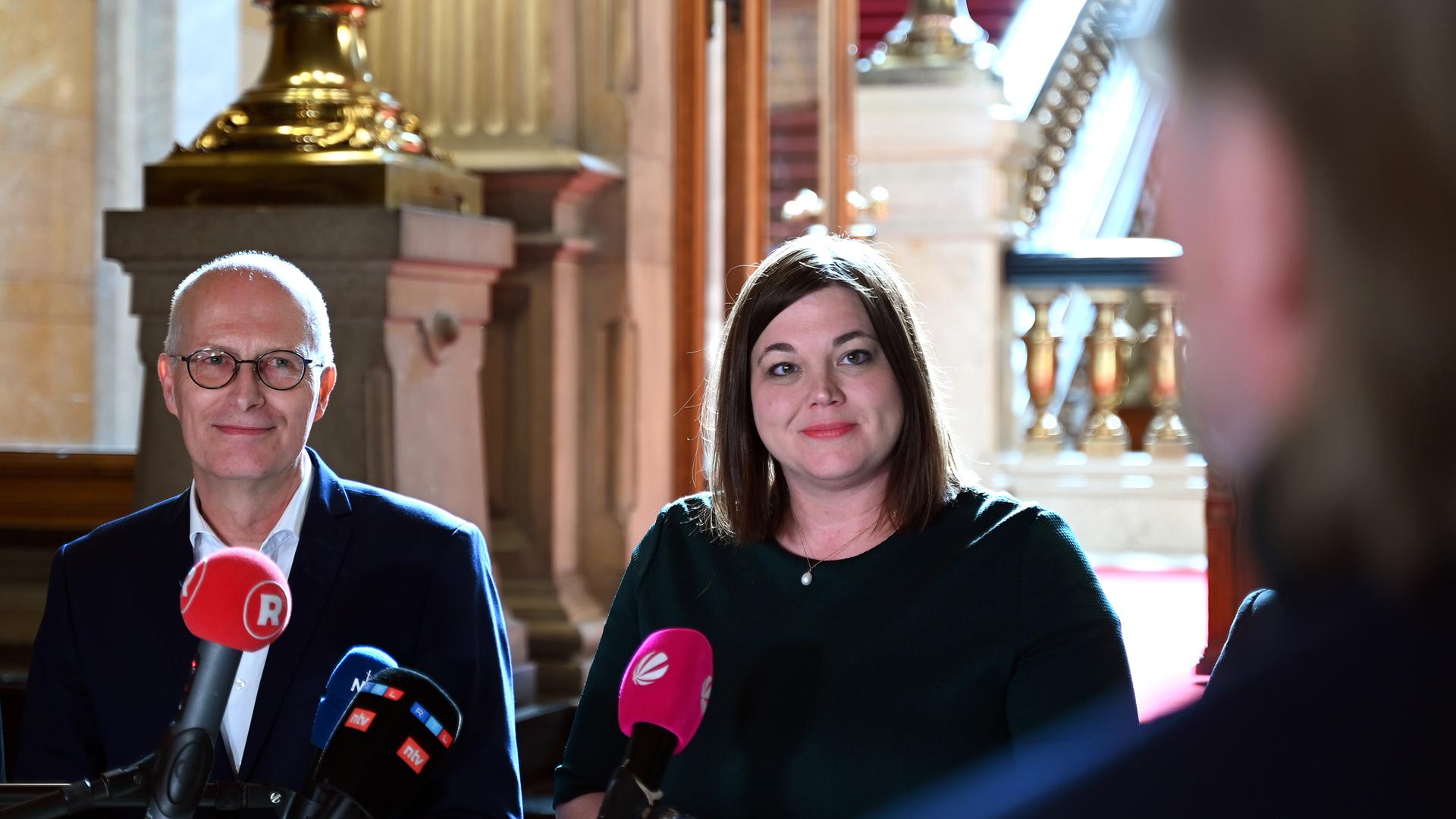  Peter Tschentscher (l), SPD-Spitzenkandidat und Erster Bürgermeister von Hamburg, und Katharina Fegebank, Spitzenkandidatin Bündnis 90/Die Grünen zur Bürgerschaftswahl und Zweite Bürgermeisterin von Hamburg, geben ein Pressestatement nach dem Auftakt der Koalitionsverhandlungen von SPD und Bündnis 90/Die Grünen im Hamburger Rathaus.