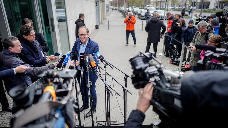 Alexander Dobrindt, CSU-Landesgruppenchef, kommt zu der CDU-Parteizentrale, dem Konrad-Adenauer-Haus. Er redet mit einigen Pressevertretern.